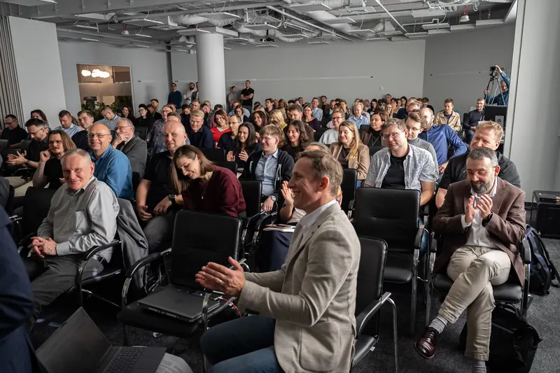 Uczestnicy konferencji na sali, część z nich bije brawo