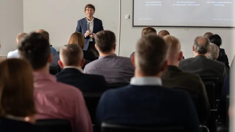 Prof. Andrzej Sobczak prowadzi wystąpienie, widok z sali